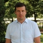 Мужчина в белой рубашке