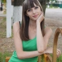 Девушка в зеленой футболке